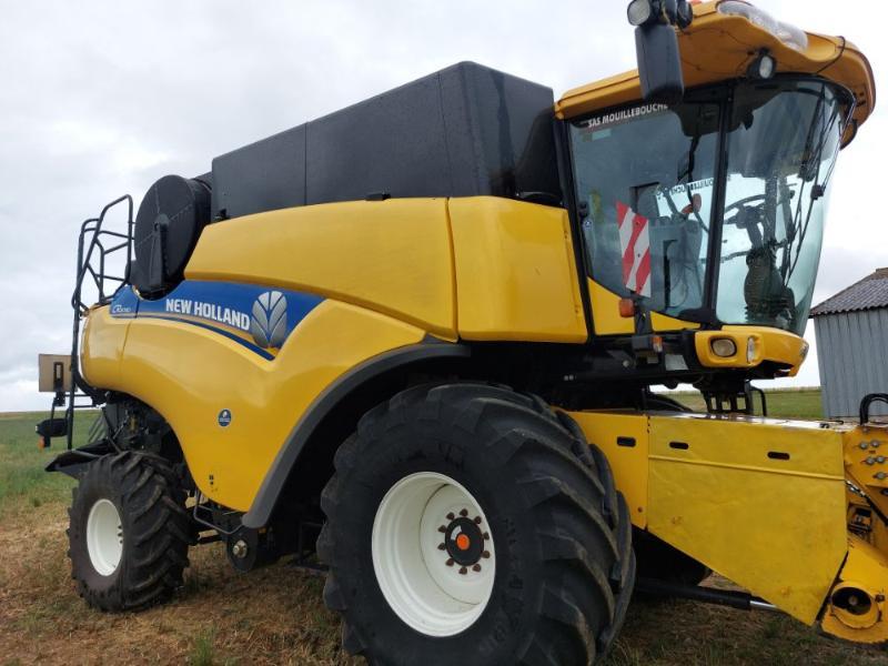 NEW HOLLAND CR8080